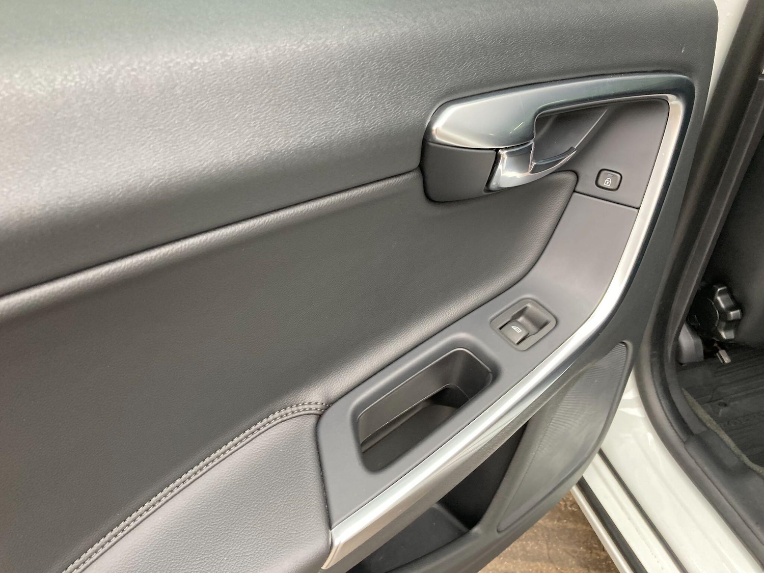 Used Volvo V60 2014 for sale - 76432355: Photo 44