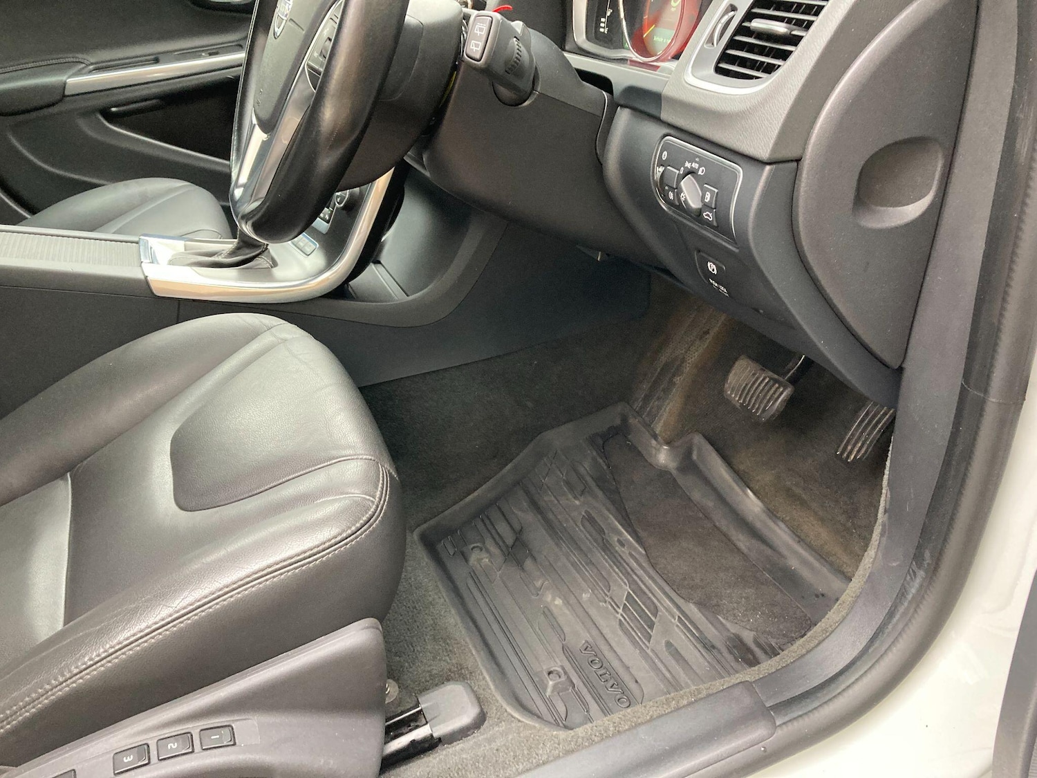 Used Volvo V60 2014 for sale - 76432355: Photo 52