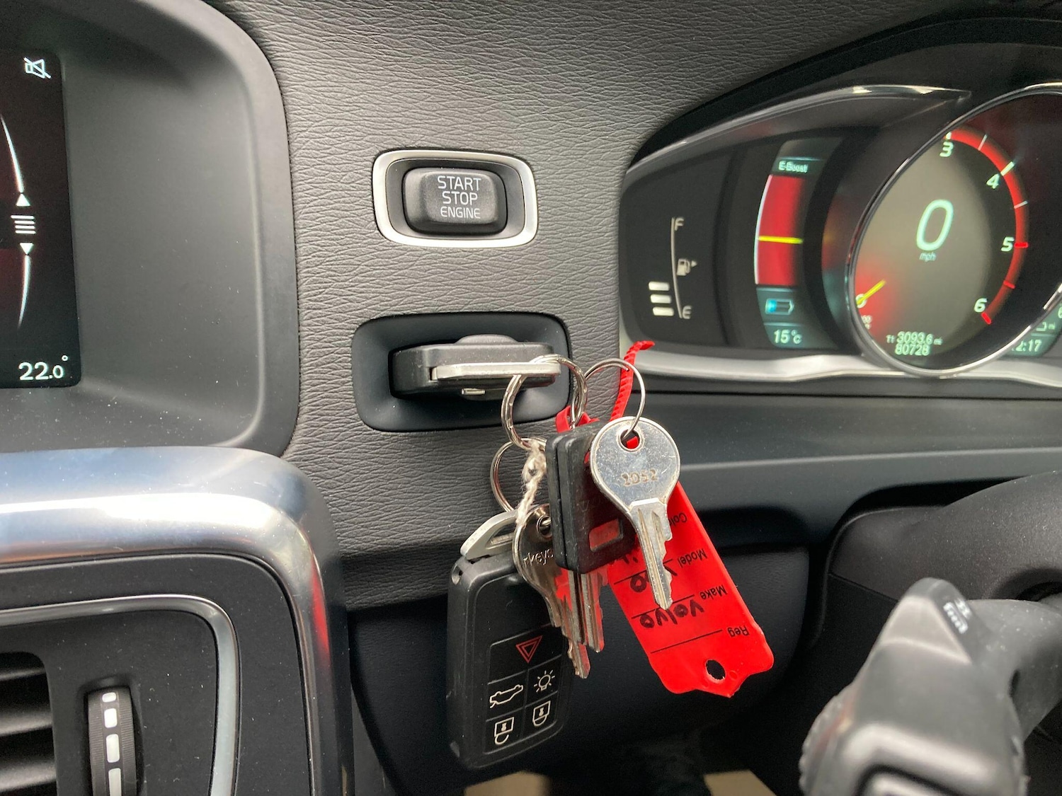 Used Volvo V60 2014 for sale - 76432355: Photo 65