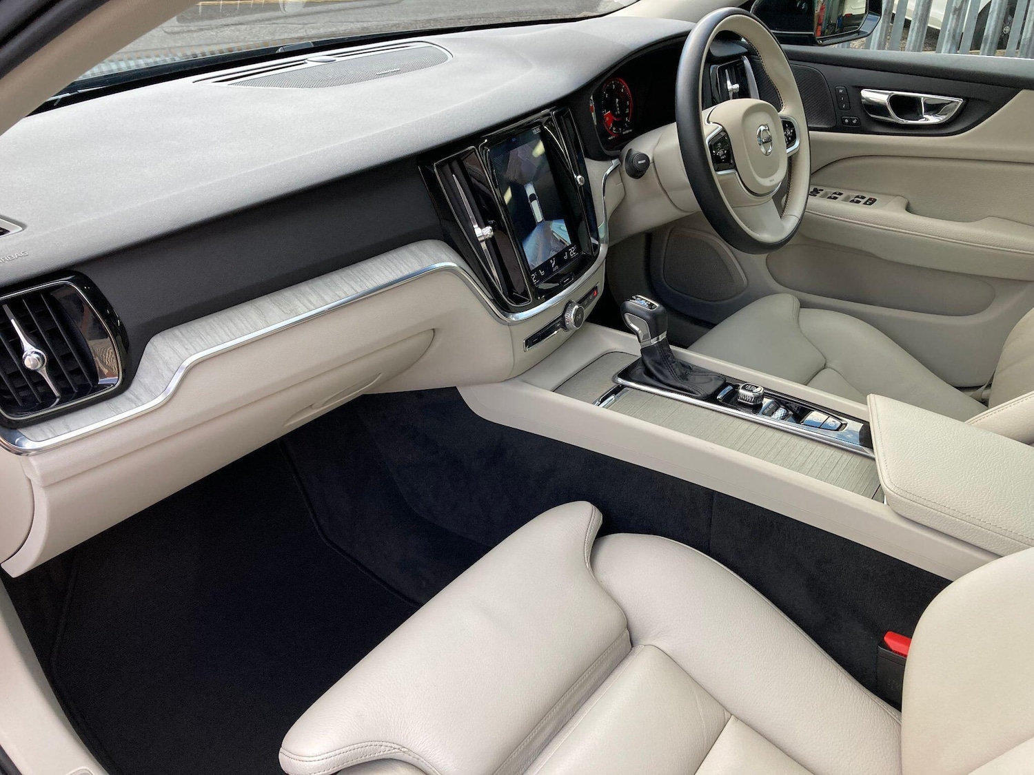 Used Volvo V60 2018 for sale - 76361304: Photo 29