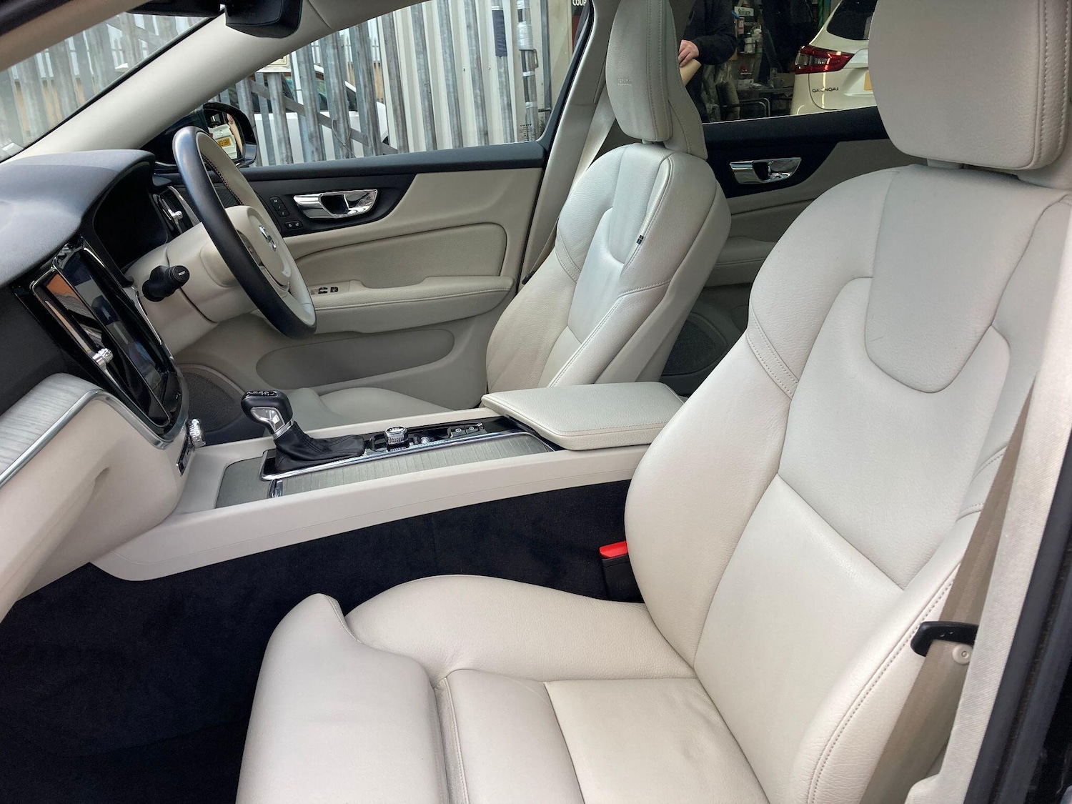 Used Volvo V60 2018 for sale - 76361304: Photo 36