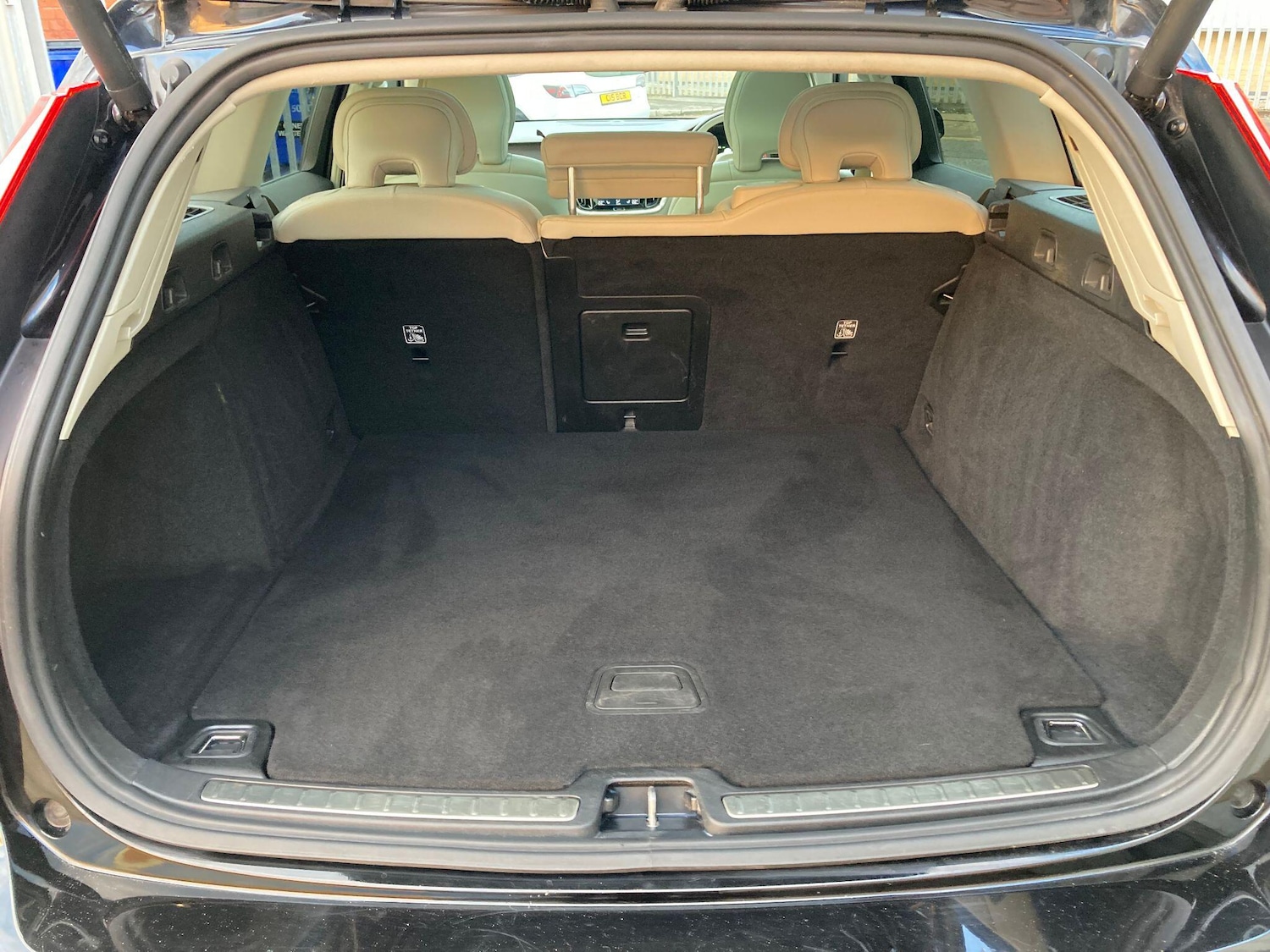 Used Volvo V60 2018 for sale - 76361304: Photo 42