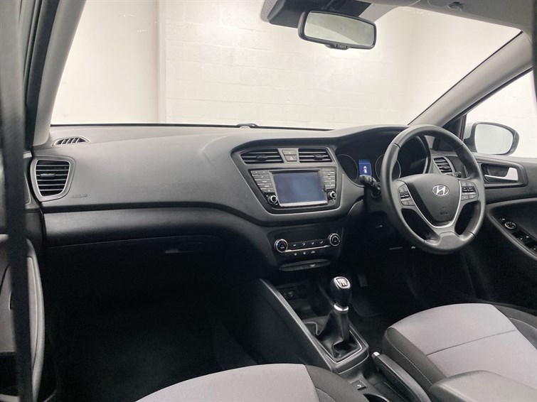 Used Hyundai i20 2017 for sale - 77359877: Photo 2