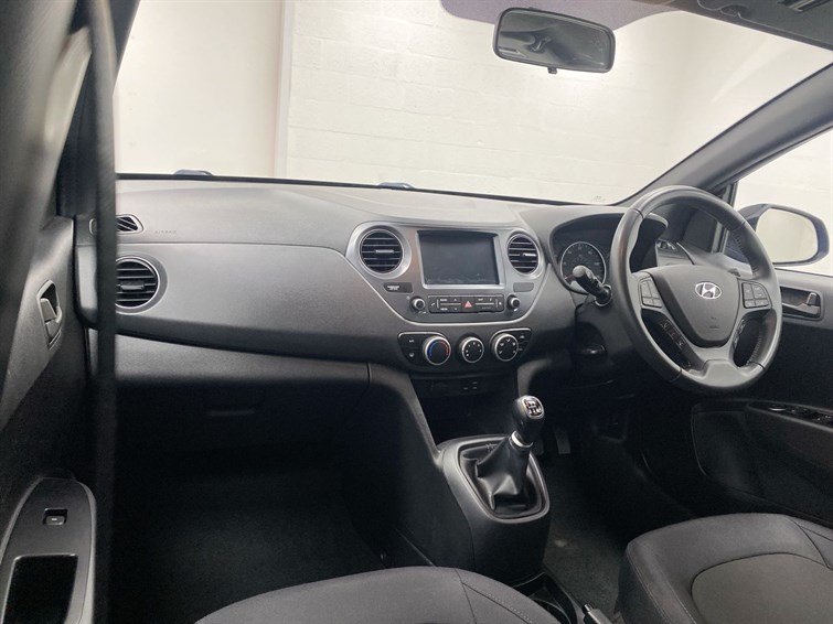Used Hyundai i10 2018 for sale - 77292787: Photo 2
