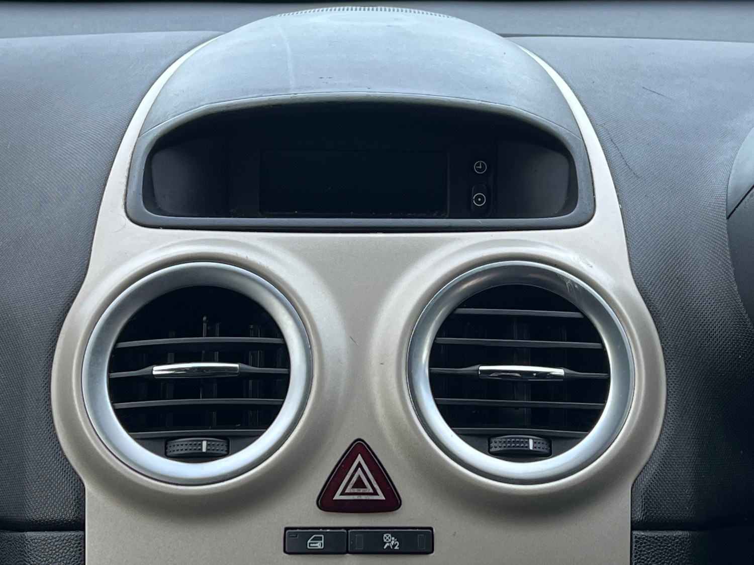 Used Vauxhall Corsa 2009 for sale - 77820089: Photo 23