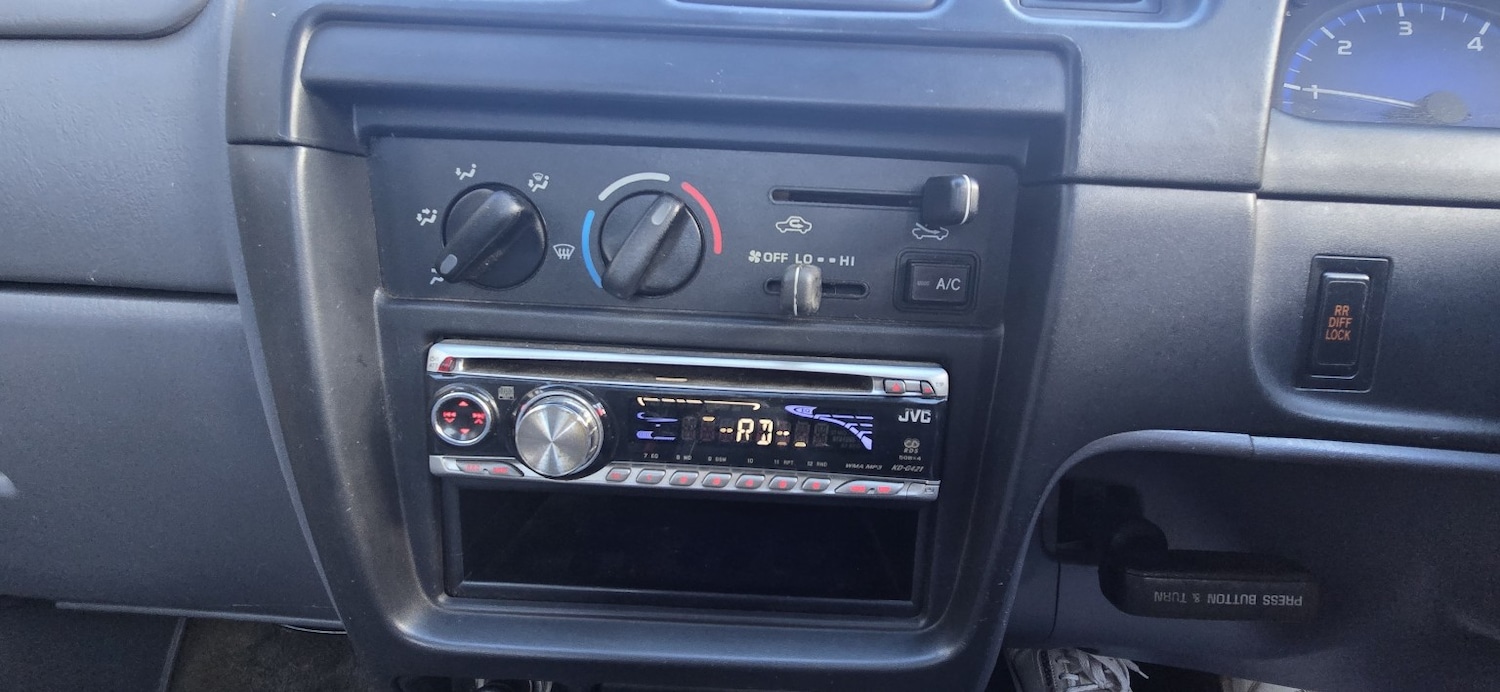 Used Toyota Hilux 2003 for sale - 77233780: Photo 12