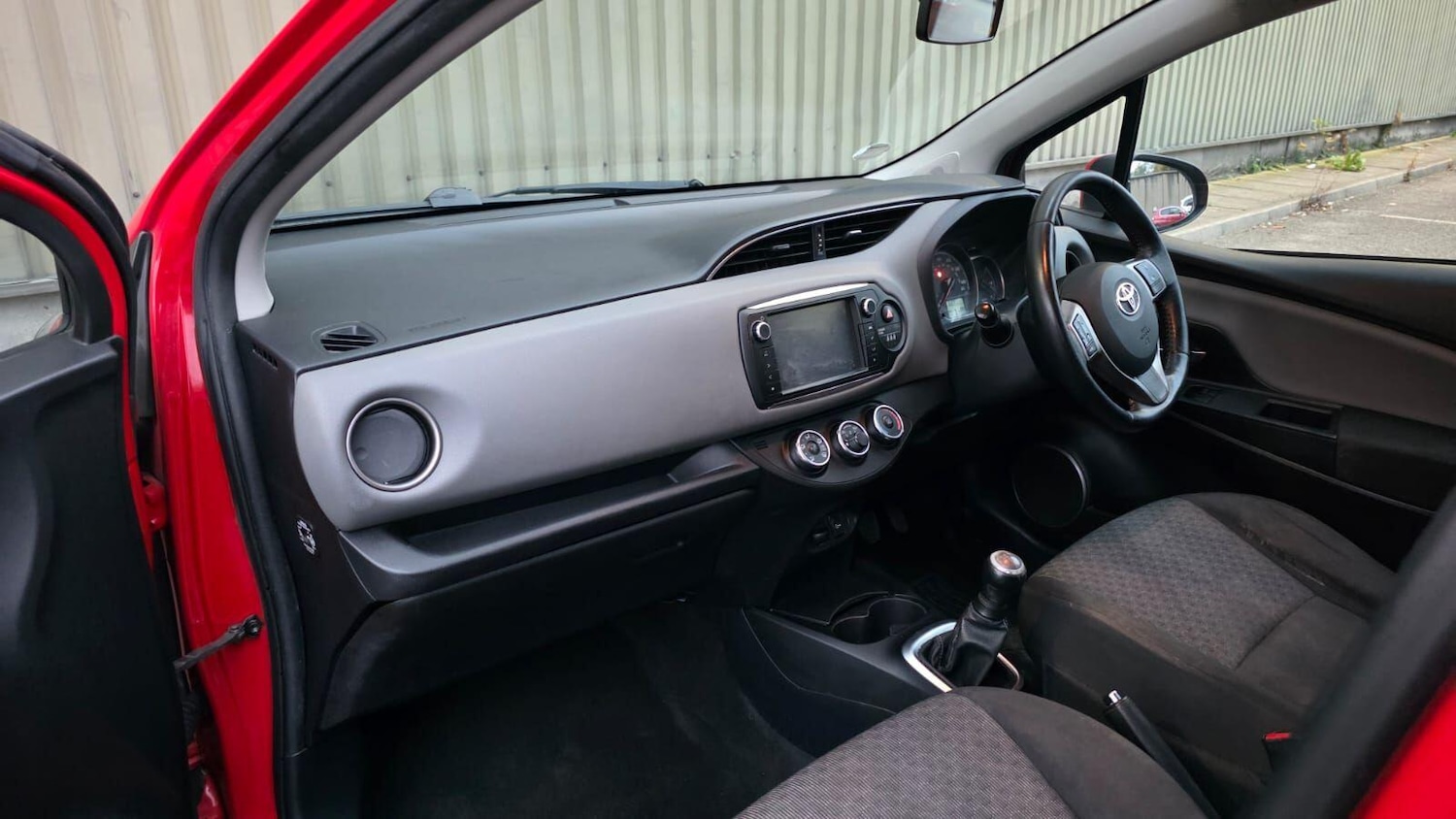 Used Toyota Yaris 2015 for sale - 76314873: Photo 26