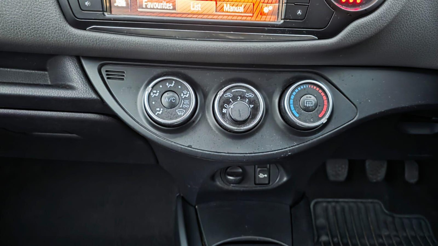 Used Toyota Yaris 2015 for sale - 76314873: Photo 32