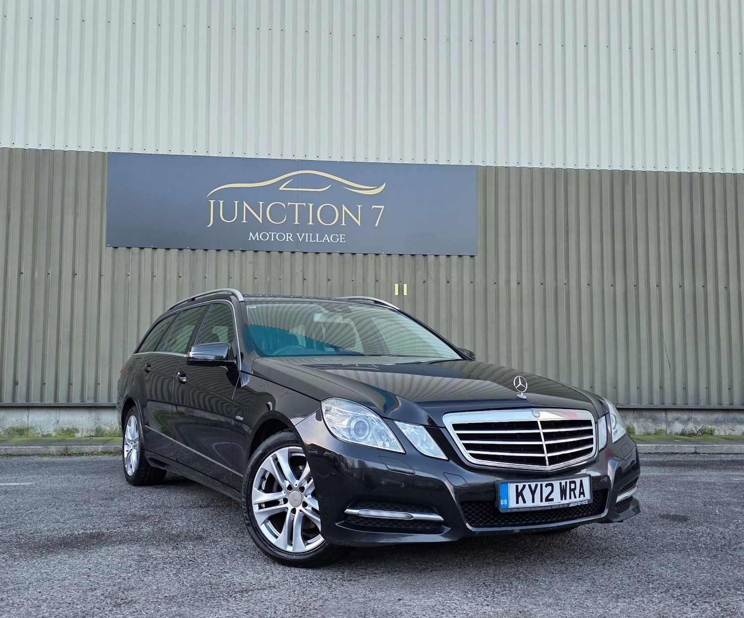 Used Mercedes-Benz E Class 2012 for sale - 77377379: Photo 2