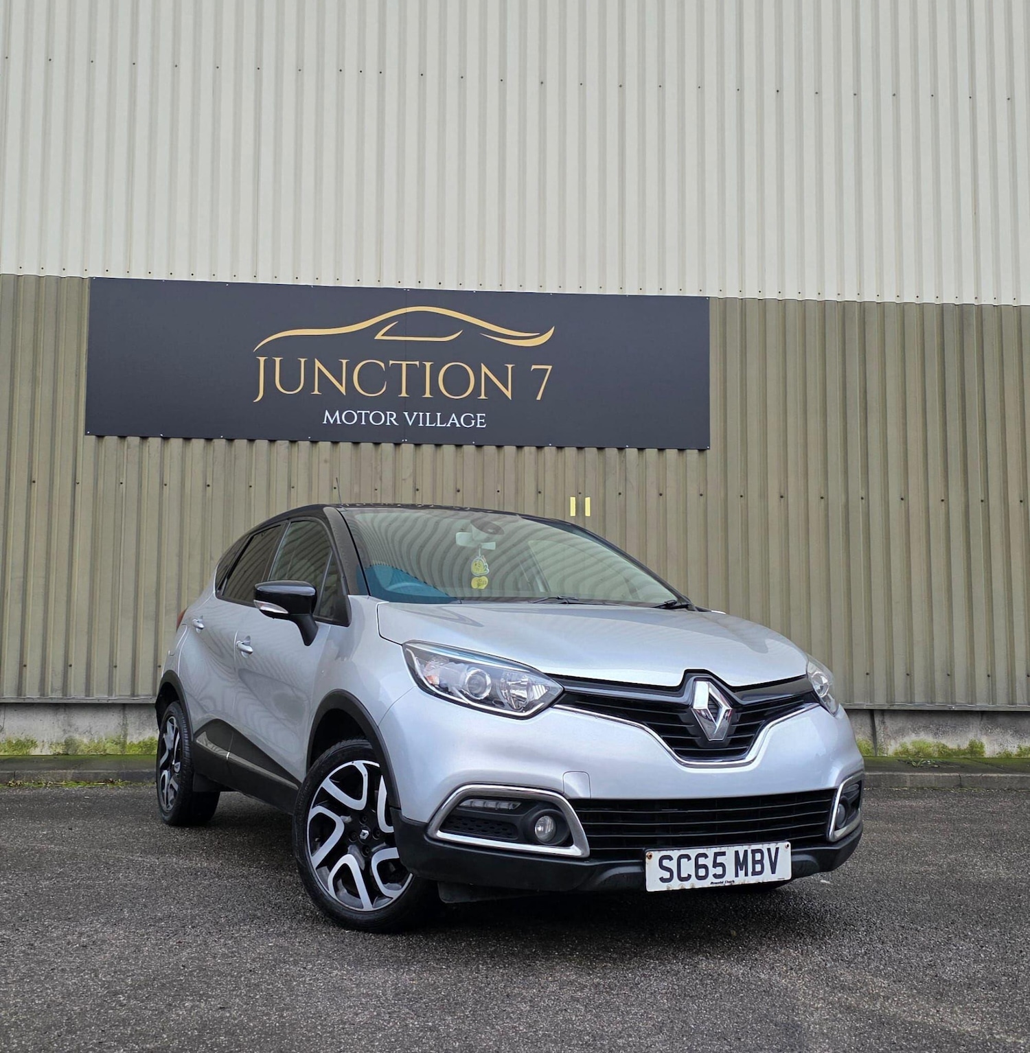 Used Renault Captur for sale - 77586636: Photo 2
