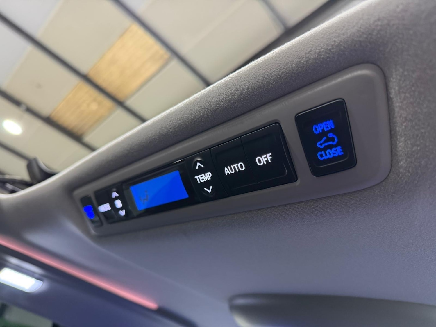 Used Toyota Vellfire 2008 for sale - 77277241: Photo 44