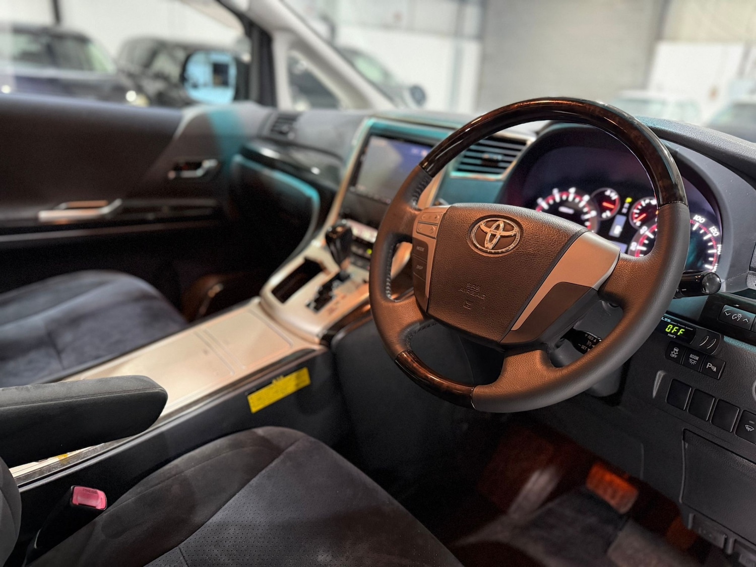 Used Toyota Vellfire 2011 for sale - 77057026: Photo 12