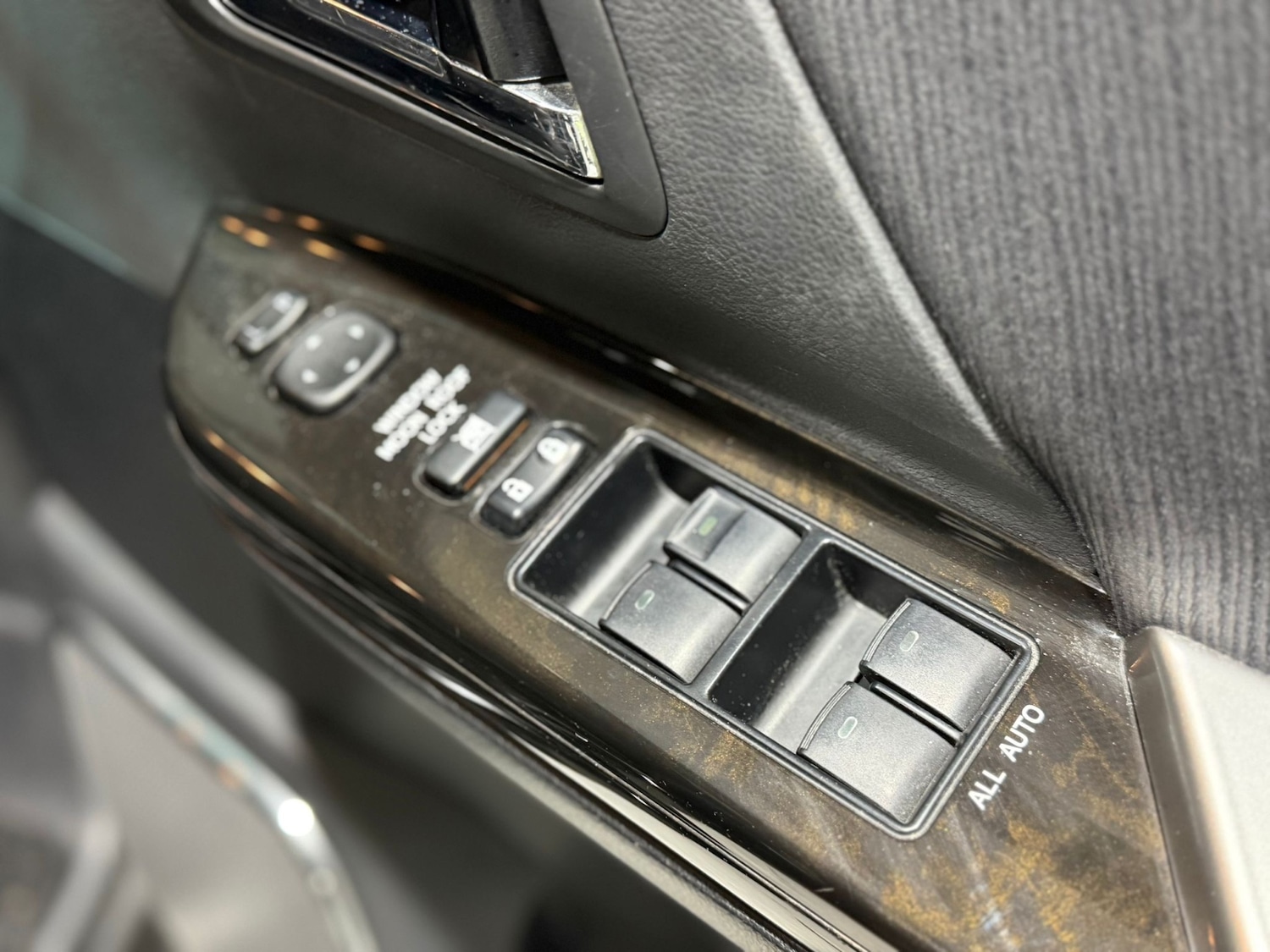 Used Toyota Vellfire 2011 for sale - 77057026: Photo 23