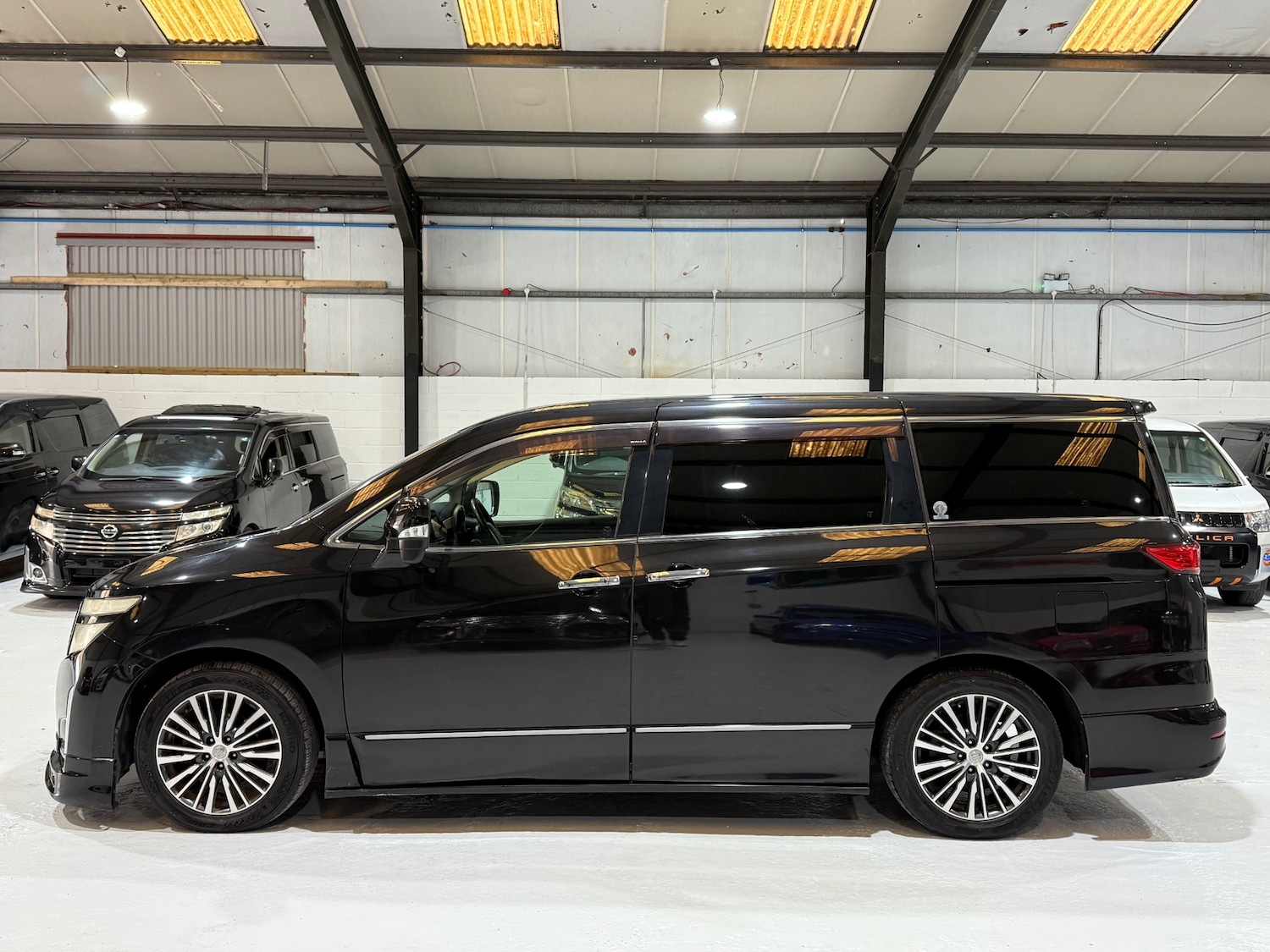 Used Nissan Elgrand 2011 for sale - 76974730: Photo 11