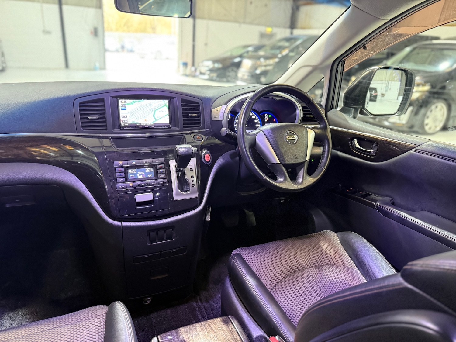 Used Nissan Elgrand 2011 for sale - 76974730: Photo 17