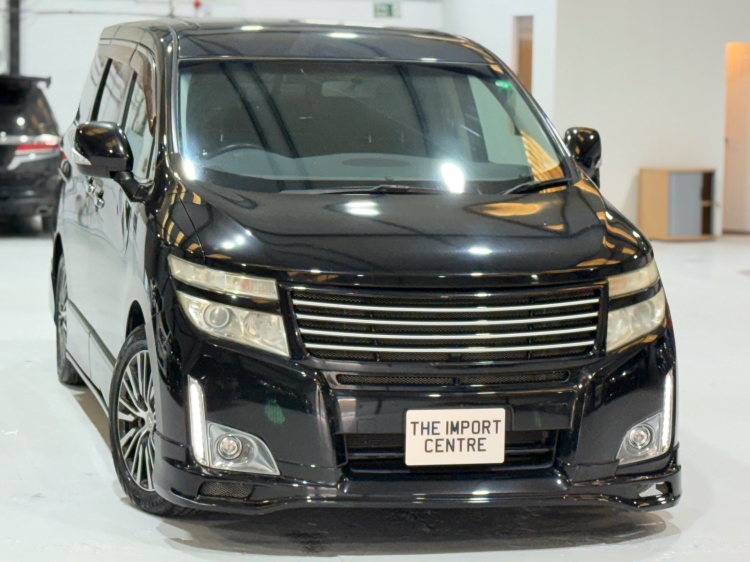 Used Nissan Elgrand 2011 for sale - 76974730: Photo 2