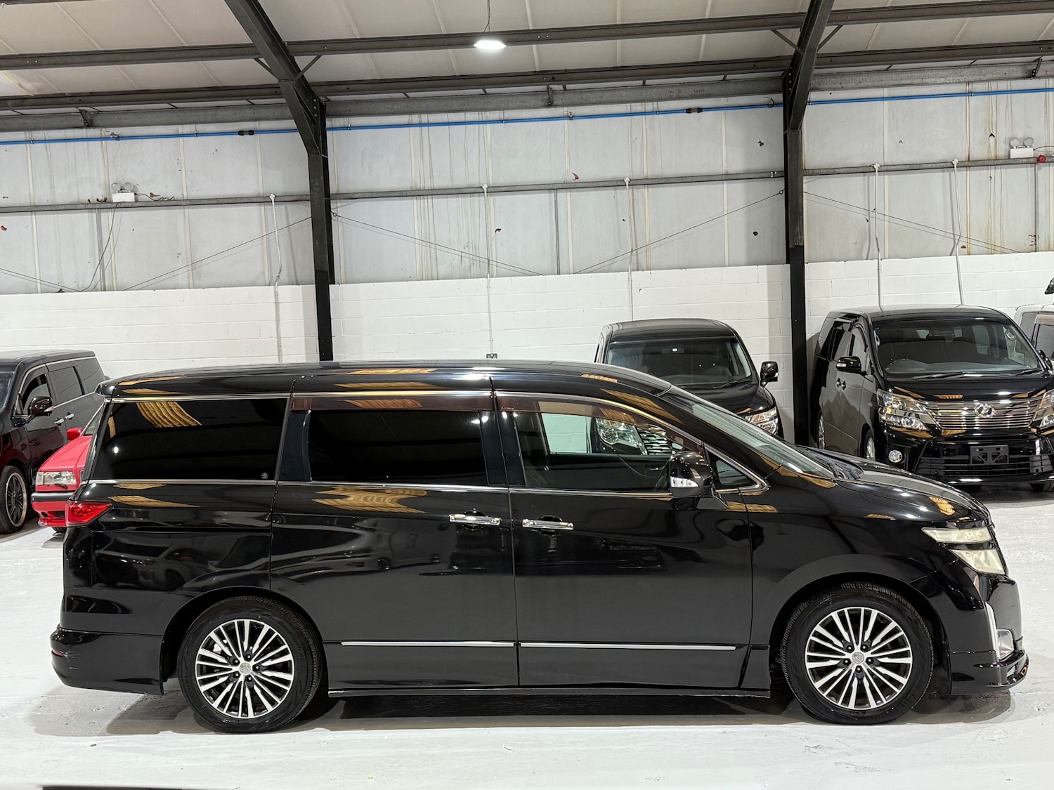 Used Nissan Elgrand 2011 for sale - 76974730: Photo 4