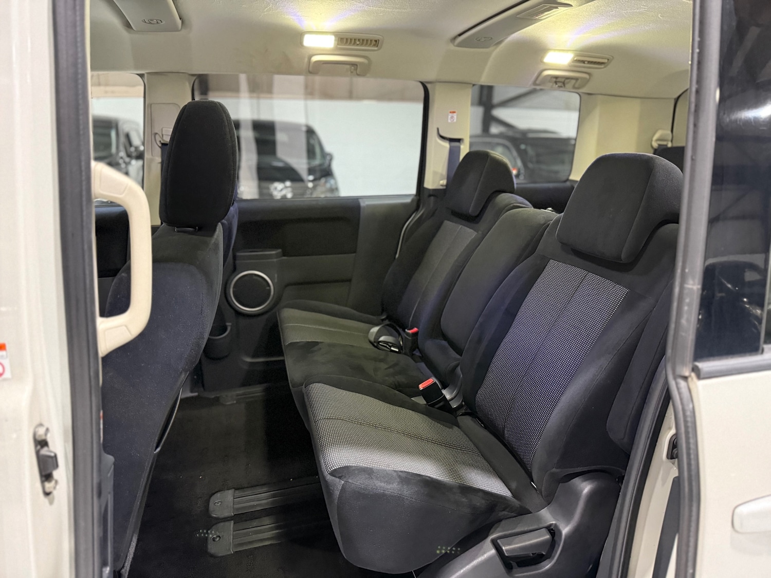 Used Mitsubishi Delica 2009 for sale - 76924180: Photo 26