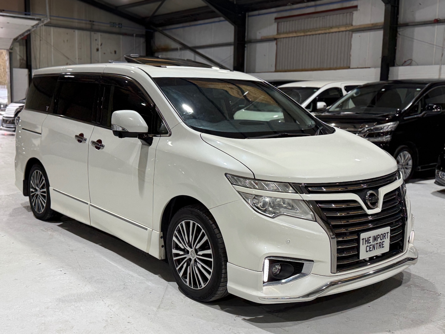 Used Nissan Elgrand 2014 for sale - 77071200: Photo 2