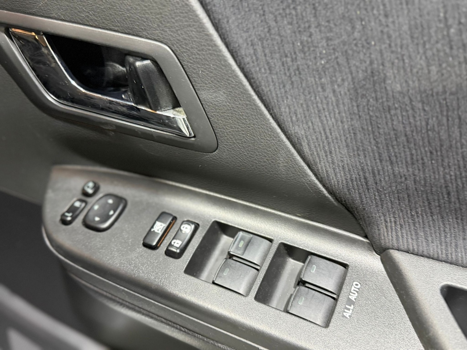 Used Toyota Vellfire 2011 for sale - 77057016: Photo 23