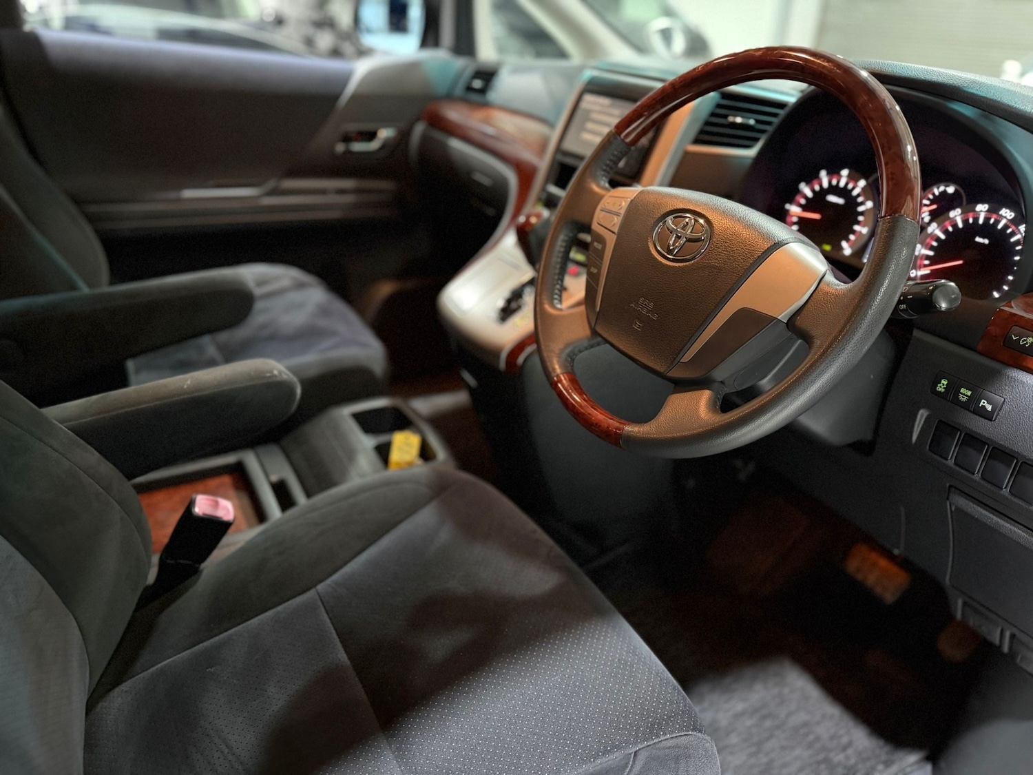 Used Toyota Vellfire 2011 for sale - 77057016: Photo 9