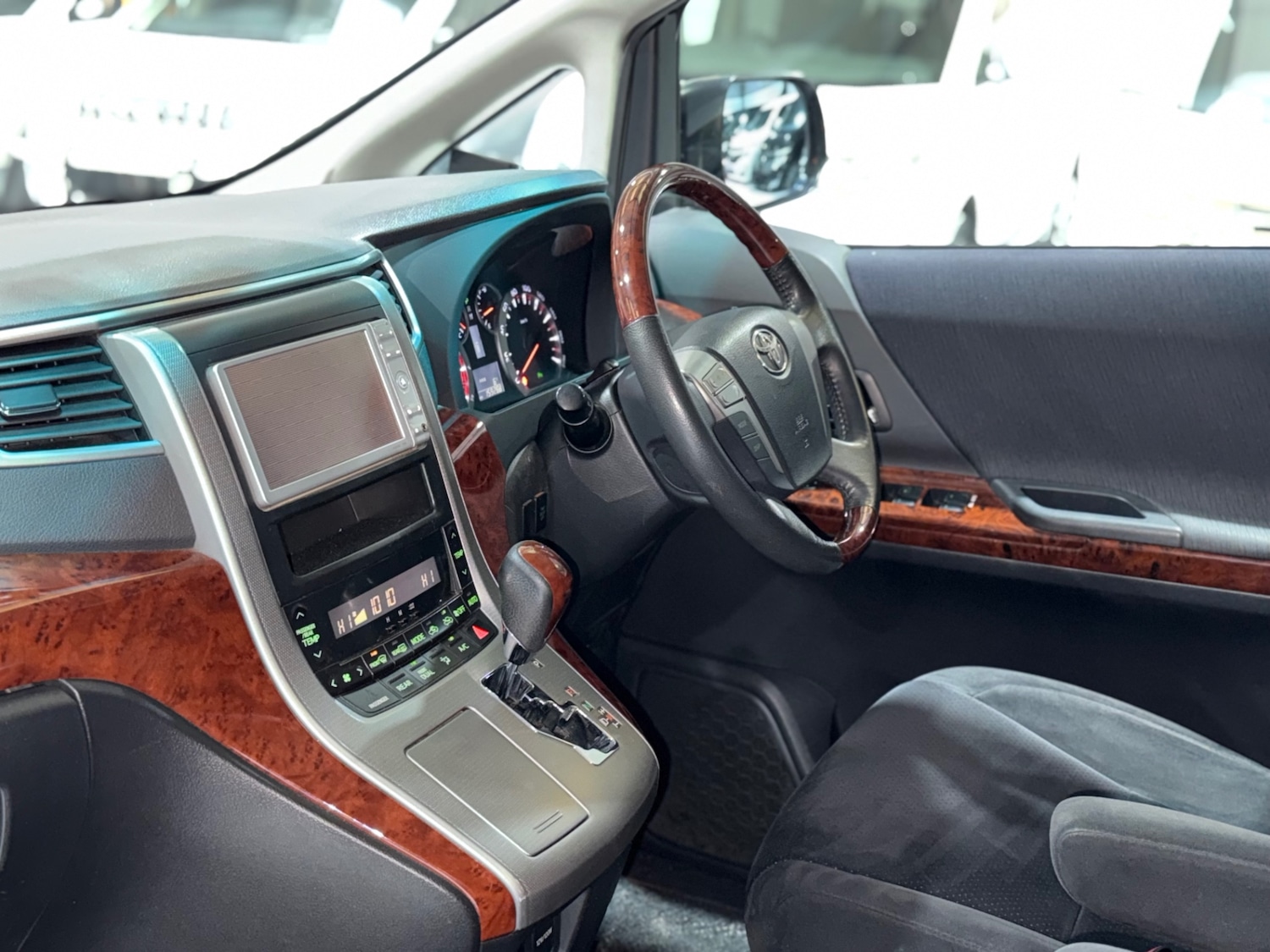 Used Toyota Vellfire 2010 for sale - 77055097: Photo 31