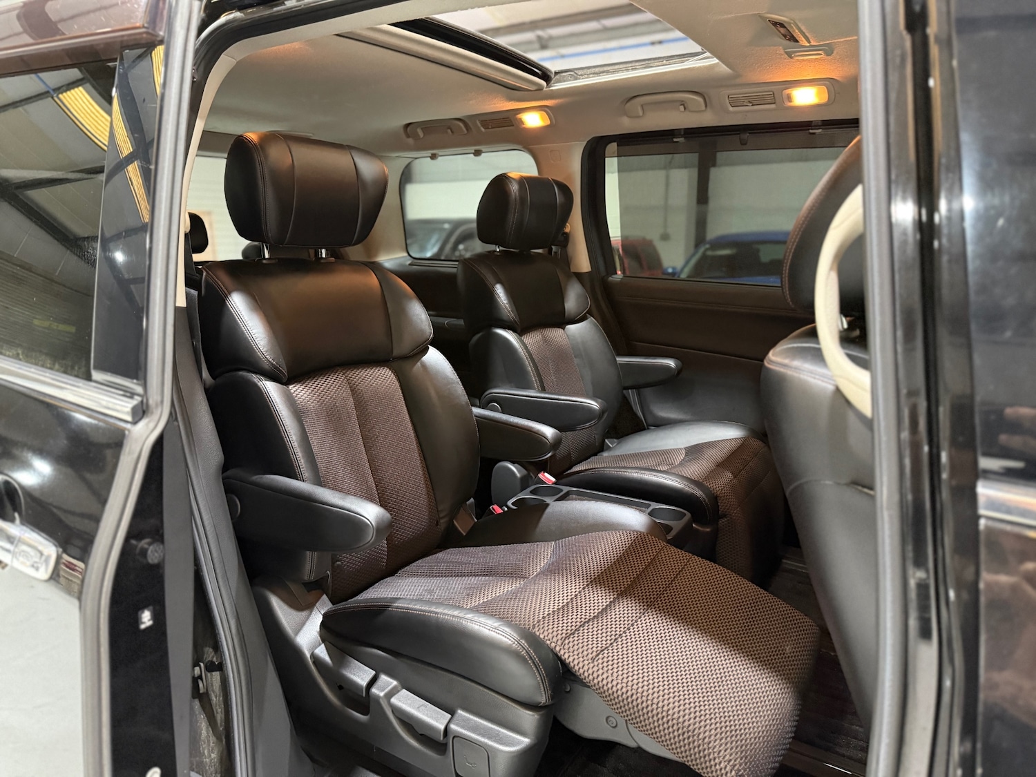 Used Nissan Elgrand 2010 for sale - 76974718: Photo 28