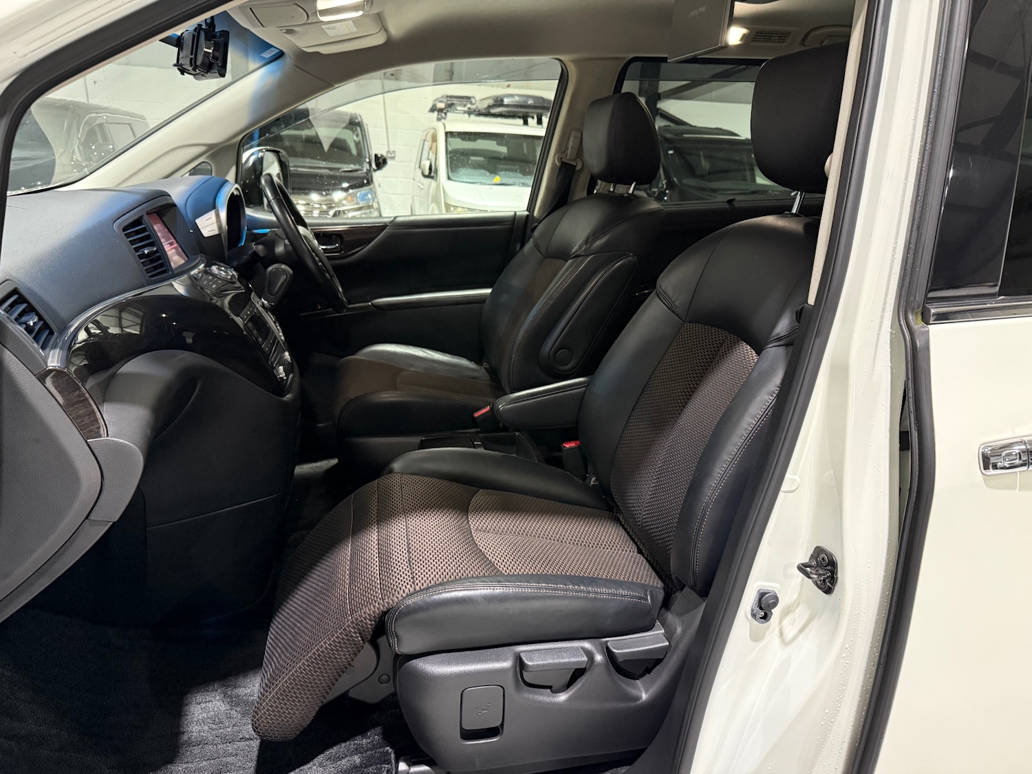 Used Nissan Elgrand 2012 for sale - 76924543: Photo 28