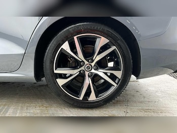 Used Volvo V60 2021 for sale - 76824829: Photo