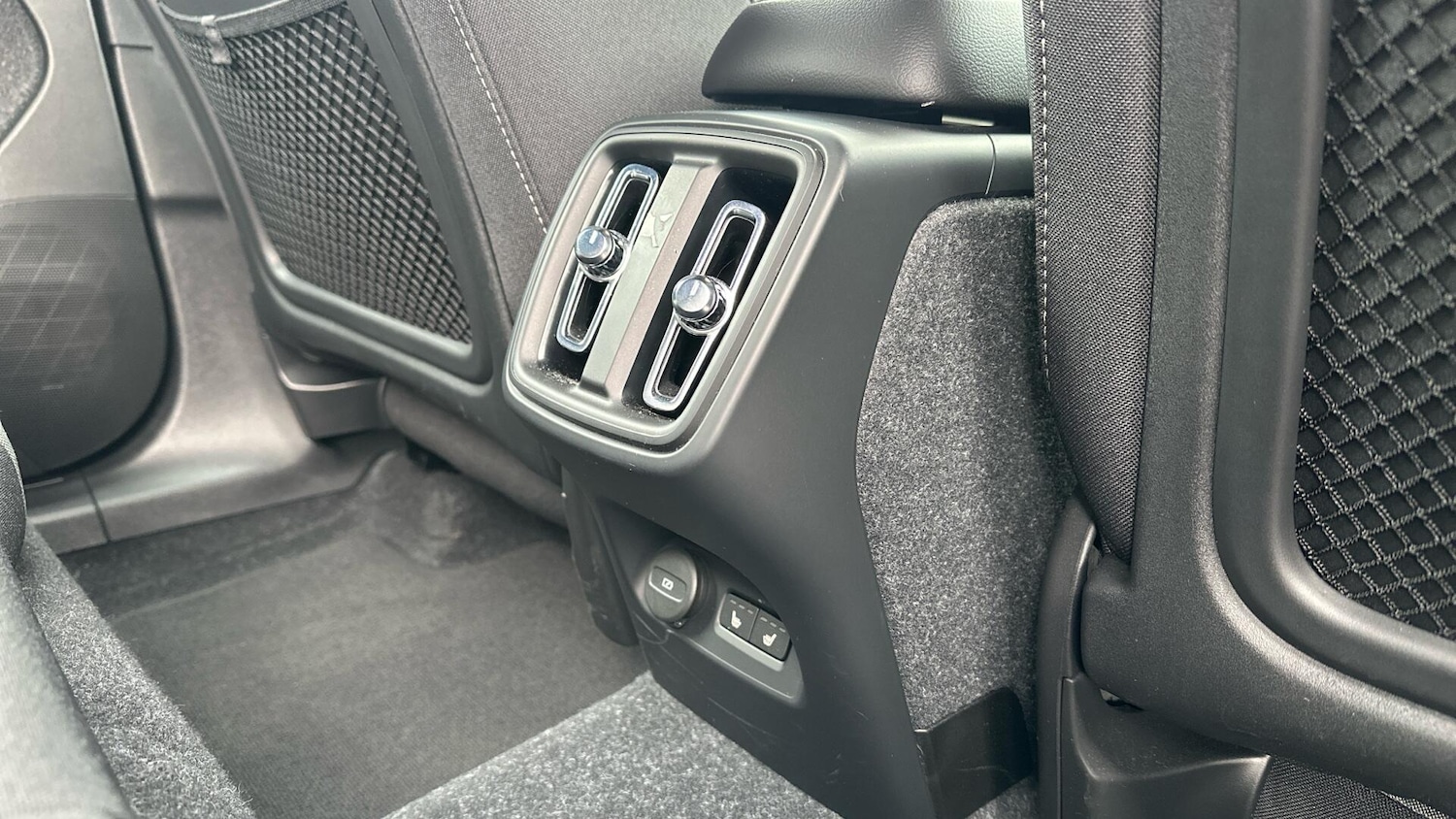 Used Volvo XC40 2023 for sale - 76337655: Photo 25