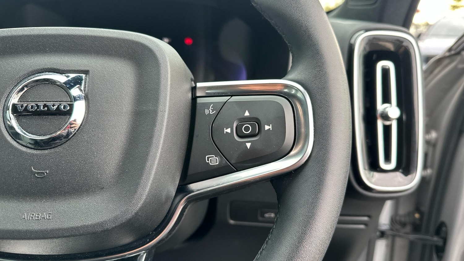 Used Volvo XC40 2023 for sale - 76337655: Photo 31