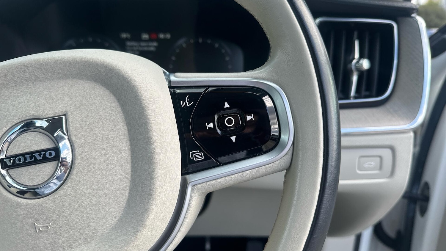 Used Volvo XC60 2018 for sale - 76336813: Photo 31