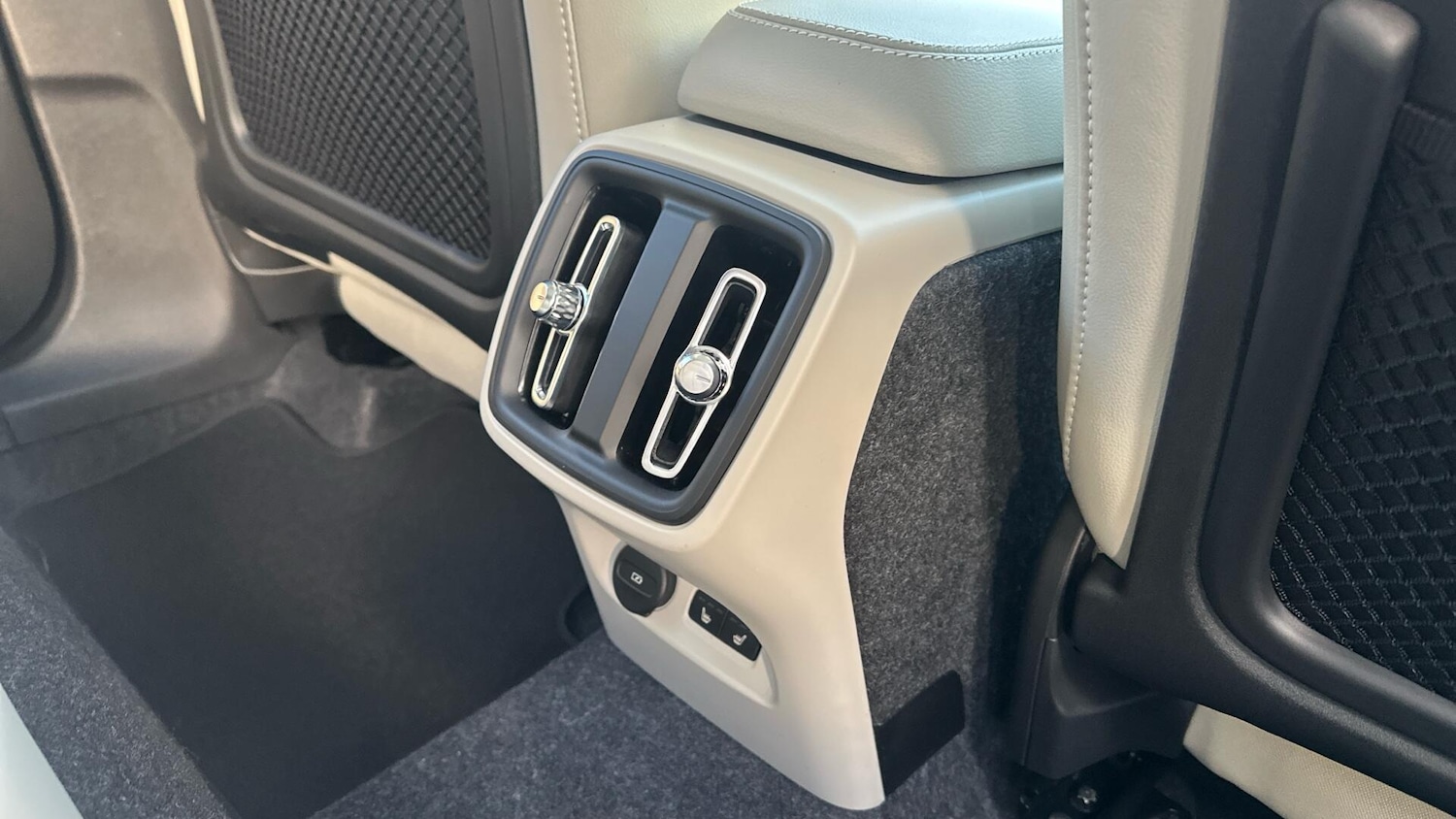 Used Volvo XC40 2025 for sale - 77040224: Photo 26