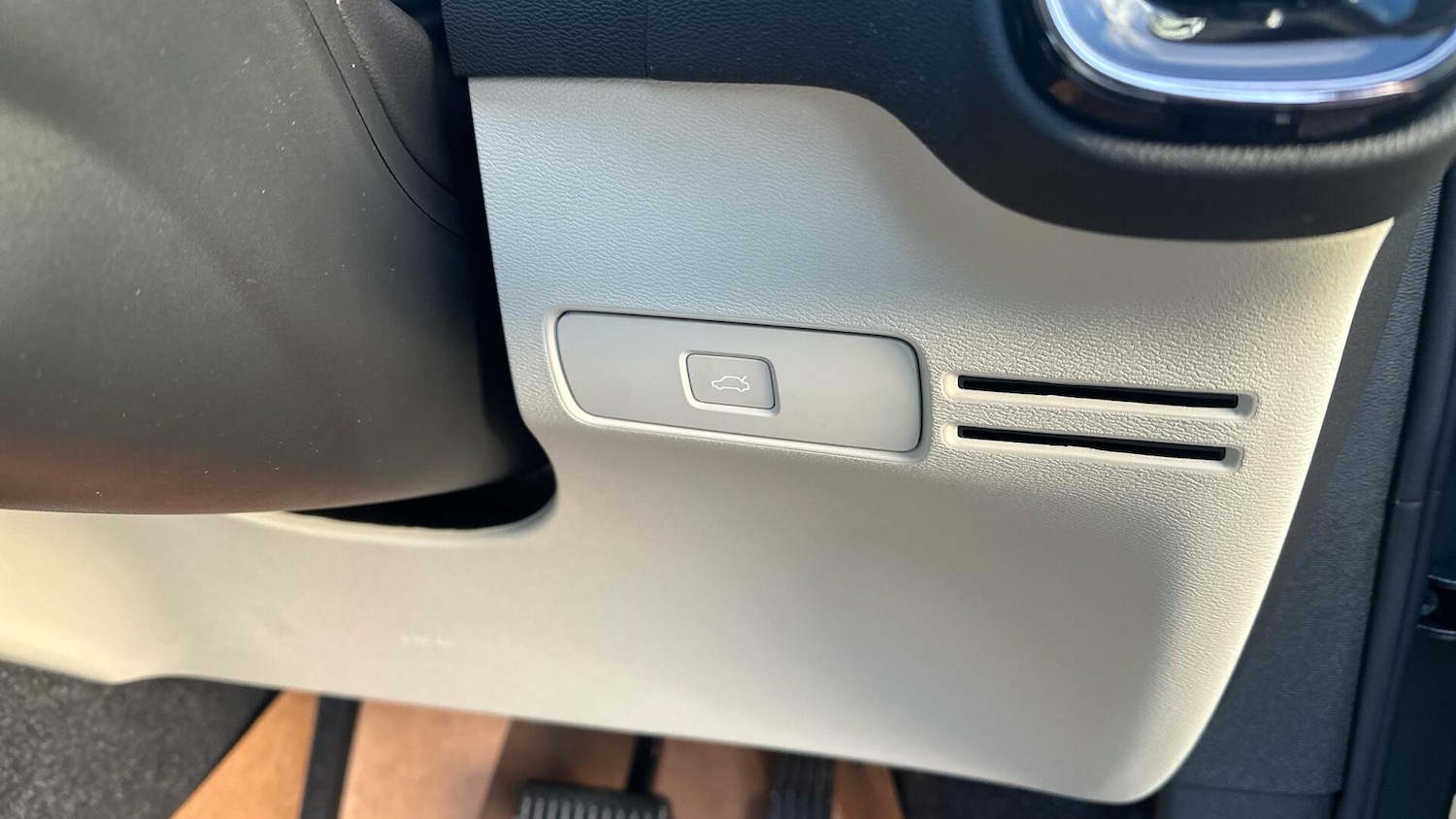 Used Volvo XC40 2025 for sale - 77040224: Photo 29