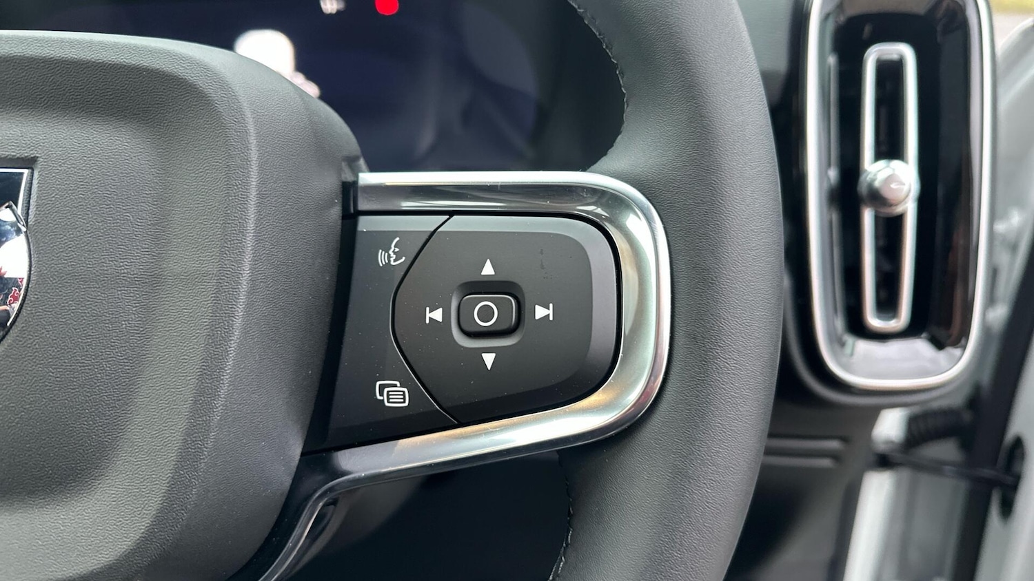 Used Volvo XC40 2025 for sale - 76380513: Photo 32