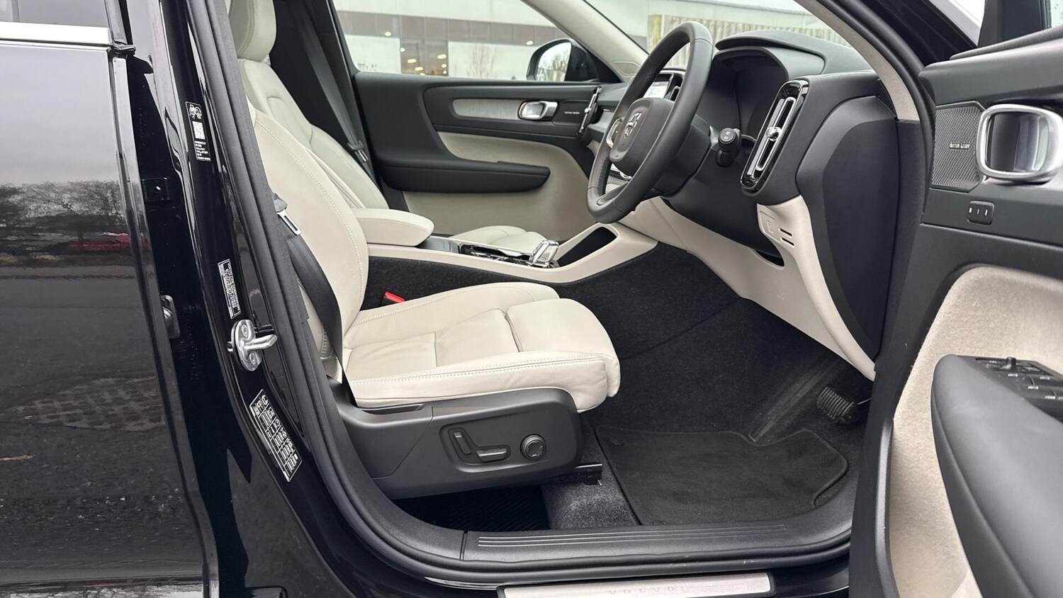 Used Volvo XC40 2025 for sale - 77672954: Photo 32