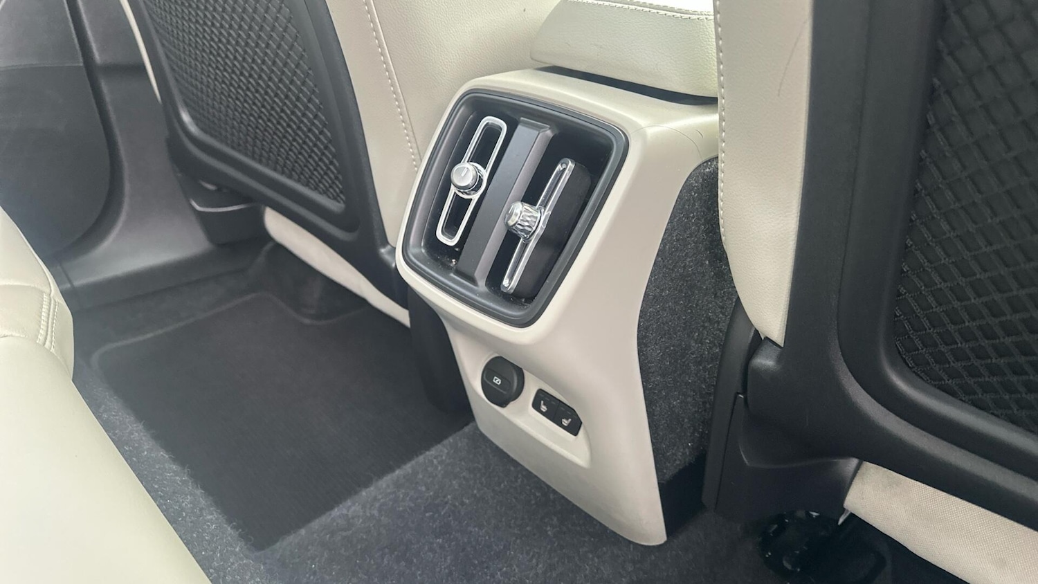 Used Volvo XC40 2023 for sale - 76715495: Photo 26