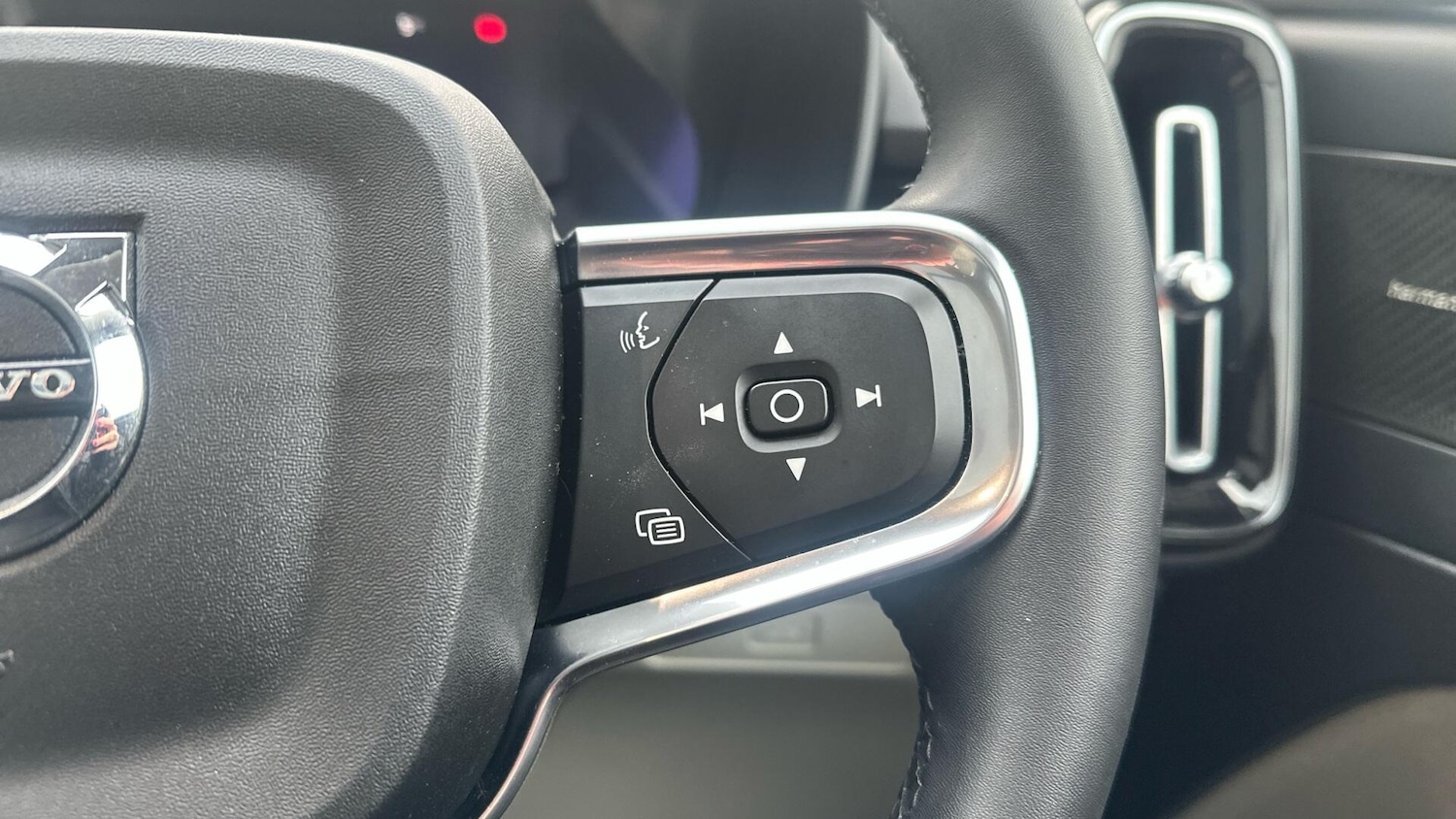 Used Volvo XC40 2023 for sale - 76715495: Photo 31