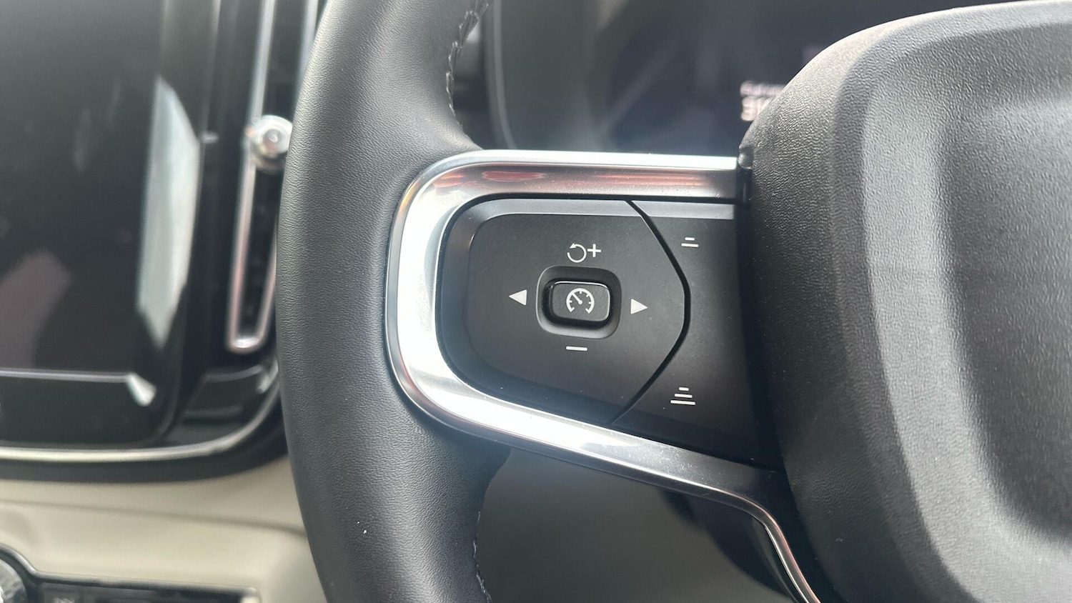 Used Volvo XC40 2023 for sale - 76715495: Photo 32