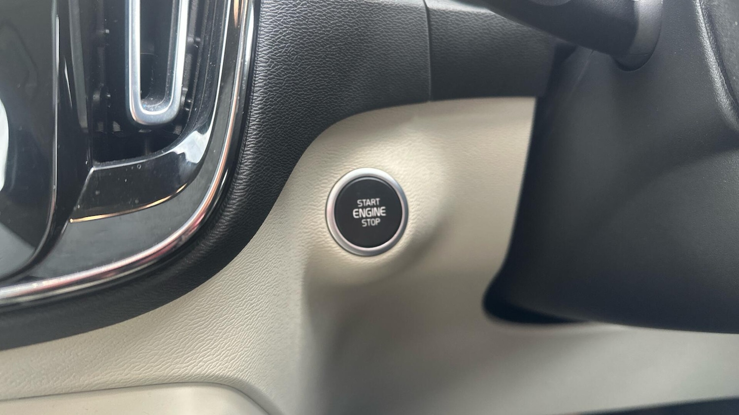 Used Volvo XC40 2023 for sale - 76715495: Photo 37