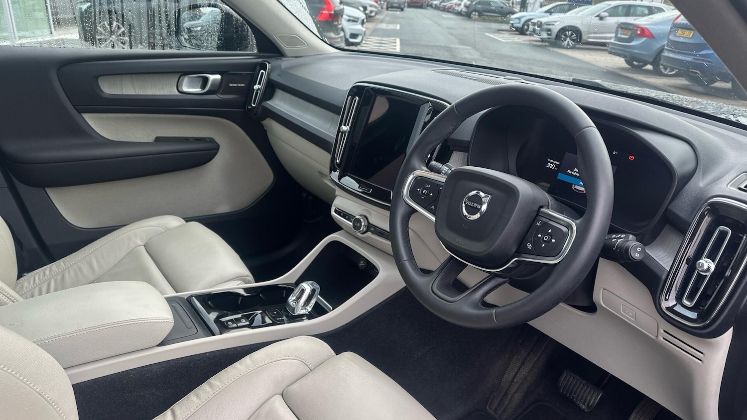 Used Volvo XC40 2023 for sale - 76715495: Photo 4