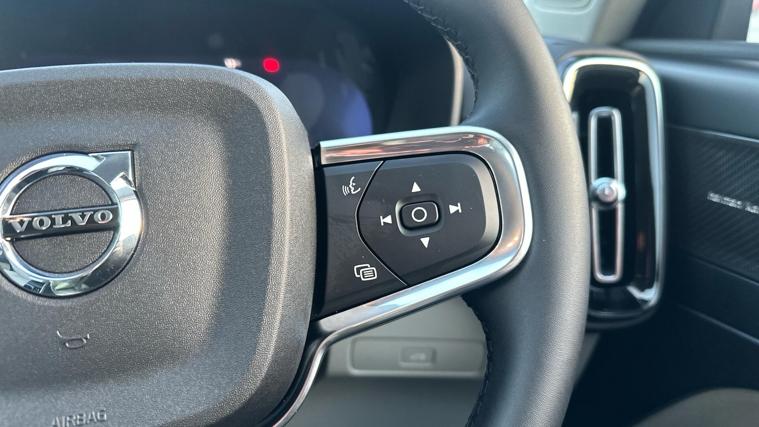 Used Volvo XC40 2025 for sale - 77040453: Photo 32