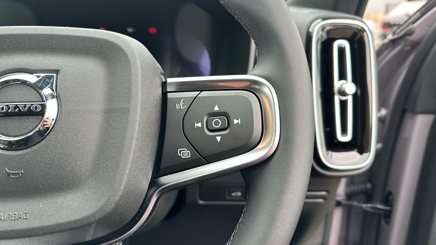 Used Volvo XC40 2025 for sale - 77673028: Photo 32