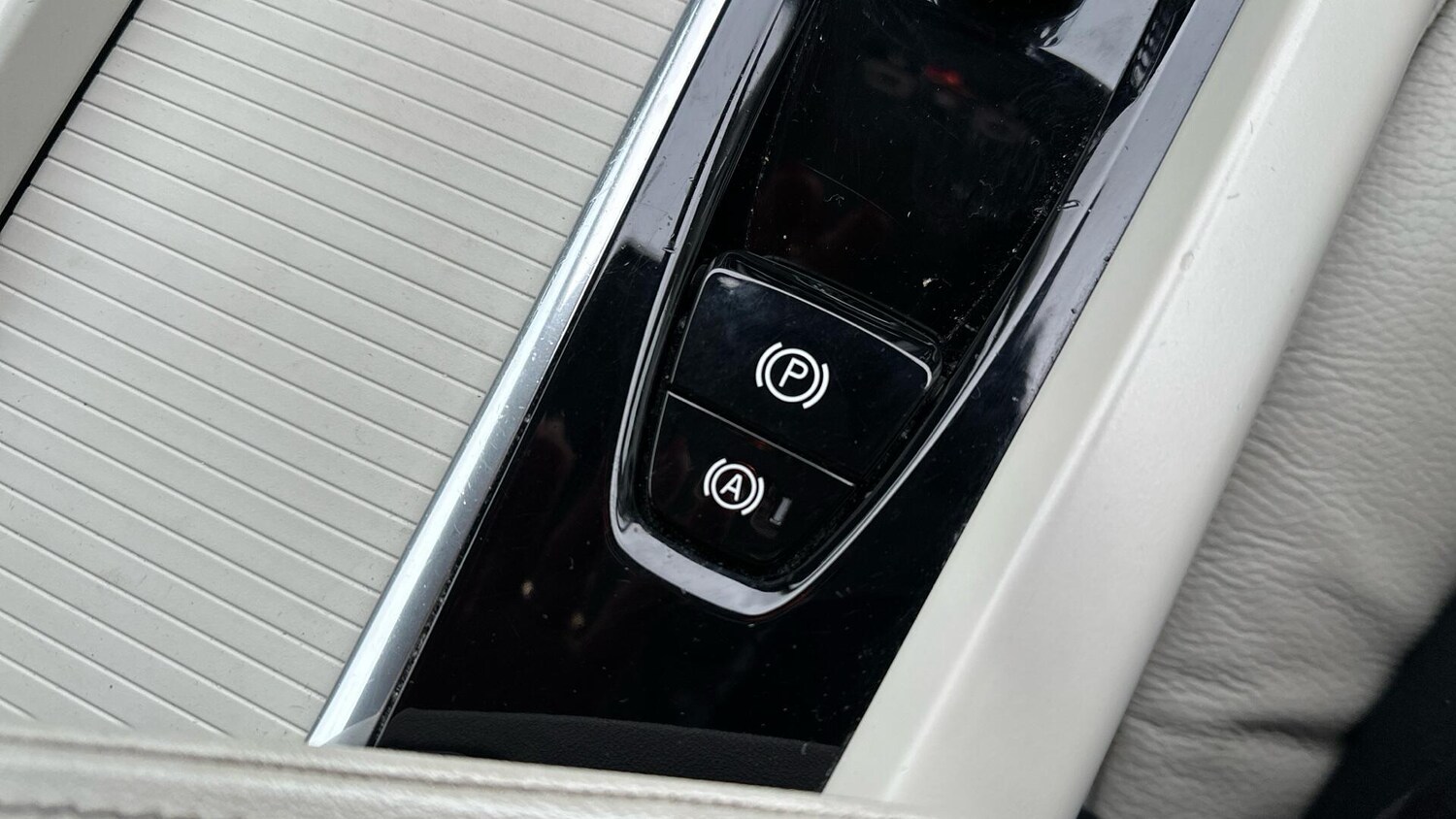 Used Volvo XC60 2021 for sale - 77672930: Photo 35