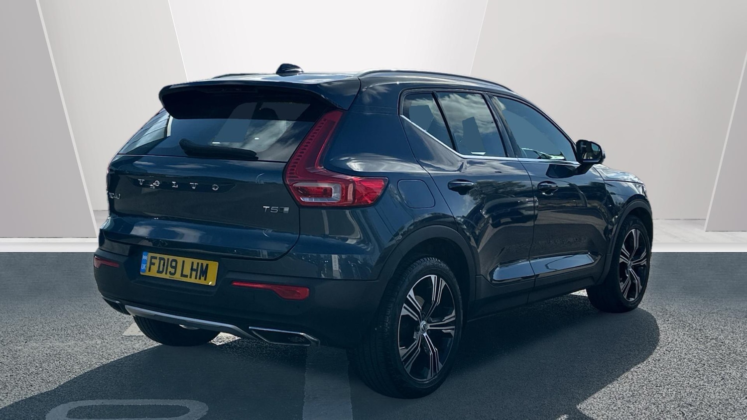 Used Volvo XC40 2019 for sale - 76336409: Photo 2