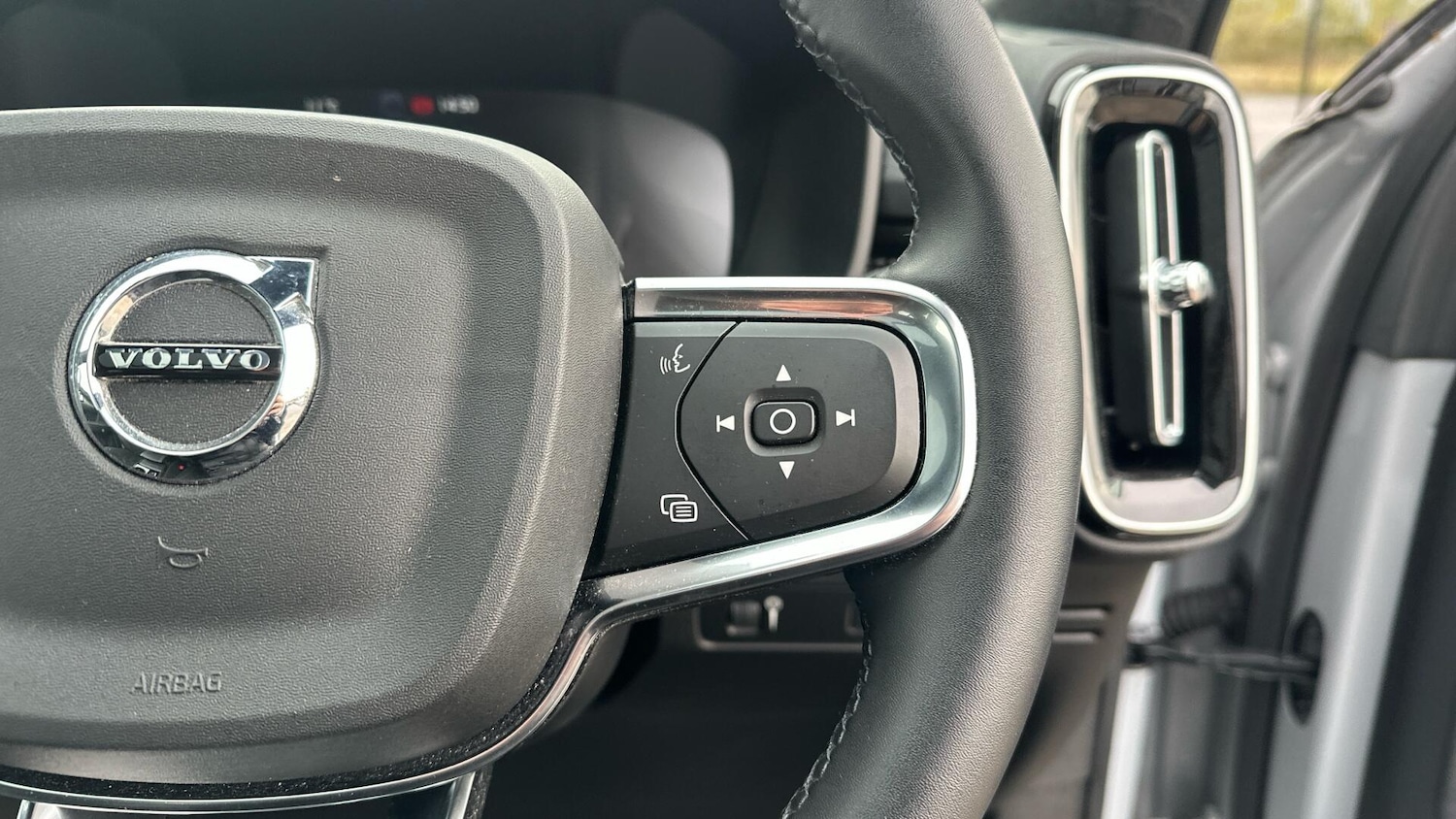 Used Volvo XC40 2022 for sale - 76337817: Photo 31