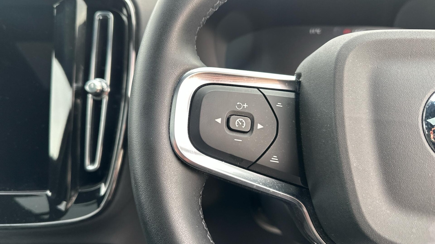 Used Volvo XC40 2022 for sale - 76337817: Photo 32