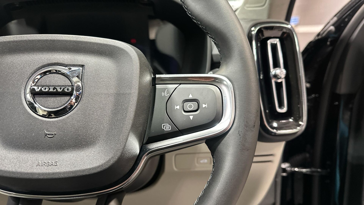 Used Volvo XC40 2025 for sale - 76964539: Photo 32