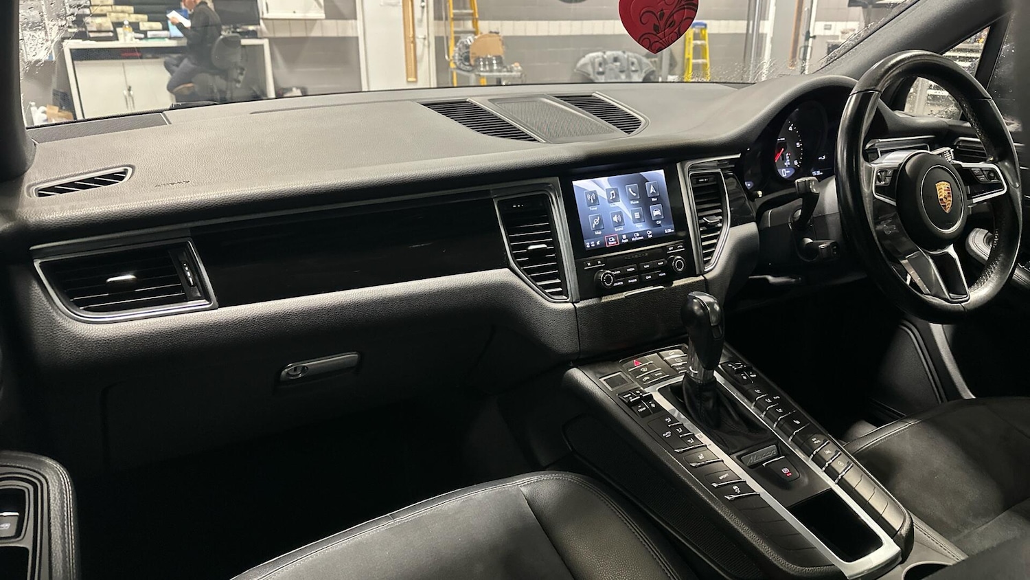 Used Porsche Macan 2017 for sale - 76953412: Photo 3