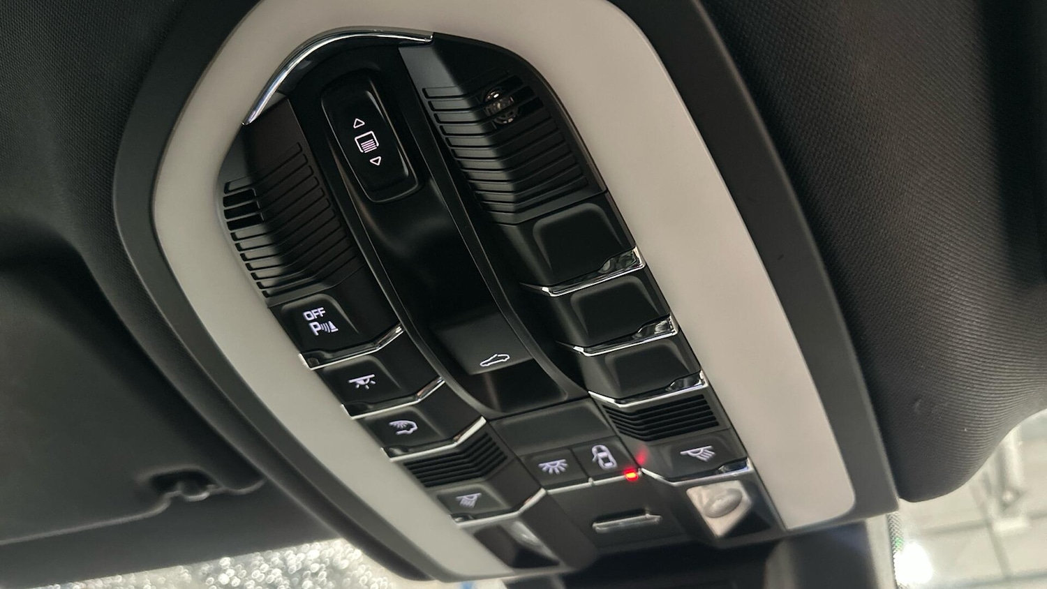 Used Porsche Macan 2017 for sale - 76953412: Photo 32